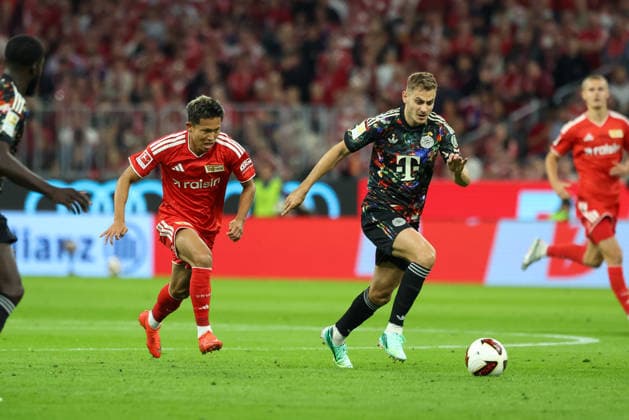Josip Stanisic, FC Bayern Munich, 44, with the ball, with Woo Yeong Jeong, 1 FC Union Berlin, 11, GER, FC Bayern Munich vs. 1 FC Union Berlin, soccer, Bundesliga, Matchday 4, 2026–2027 season, September 18, 2026, DFL and DFB regulations prohibit any use of photographs as image sequences and or quasi-video, GER, FC Bayern Munich vs. 1. FC Union Berlin, soccer, Bundesliga, Matchday 4, 2026–2027 season, September 18, 2026, Munich Copyright: xEibner-Pressefoto JennixMaulx EP_JML