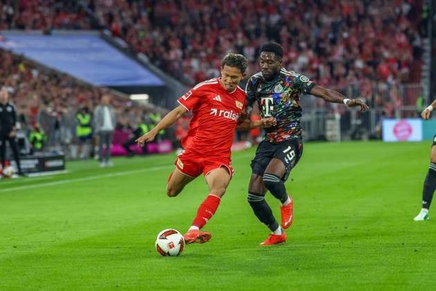 Woo Yeong Jeong, 1. FC Union Berlin, No. 11 with the ball, with Alphonso Davies, FC Bayern Munich, No. 19, GER, FC Bayern Munich vs. 1. FC Union Berlin, soccer, Bundesliga, Matchday 4, 2026–2027 season, September 18, 2026, DFL and DFB regulations prohibit any use of photographs as image sequences and or quasi-video, GER, FC Bayern Munich vs. 1 FC Union Berlin, soccer, Bundesliga, Matchday 4, 2026–2027 season, September 18, 2026, Munich Copyright: xEibner-Pressefoto JennixMaulx EP_JML