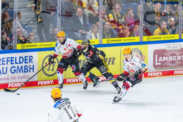 Andy Miele of the Fischtown Pinguins Bremerhaven, 51, in a one-on-one battle with Oliver Mebus of the Krefeld Pinguine, 22; Krefeld Pinguine vs. Pinguins Bremerhaven, ice hockey, PENNY DEL, Matchday 1, 2026–2027 season, September 18, 2026 Krefeld Pinguine vs. Pinguins Bremerhaven, Ice Hockey, PENNY DEL, Matchday 1, 2026–2027 season, September 18, 2026, Krefeld Copyright: xEibner-Pressefoto LukasxBaldygax EP_LBA