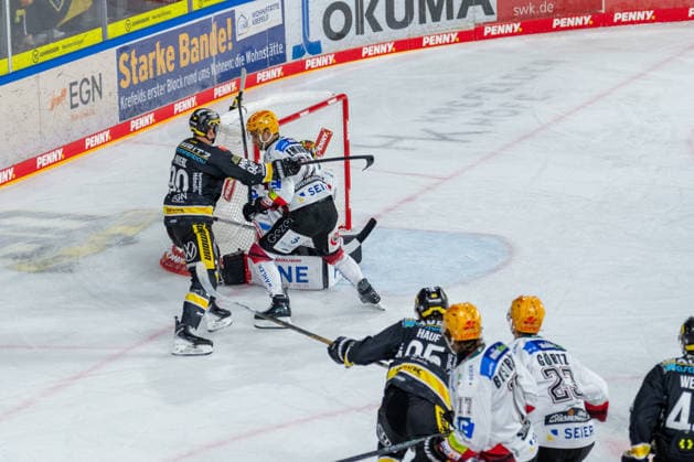Adam Payerl, Krefeld Pinguine, 90, in a scuffle with Vladimir Eminger, Fischtown Pinguins Bremerhaven, 22; Krefeld Pinguine vs. Pinguins Bremerhaven, ice hockey, PENNY DEL, Matchday 1, 2026–2027 season, September 18, 2026 Krefeld Pinguine vs. Pinguins Bremerhaven, Ice Hockey, PENNY DEL, Matchday 1, 2026–2027 season, September 18, 2026 Krefeld Copyright: xEibner-Pressefoto LukasxBaldygax EP_LBA