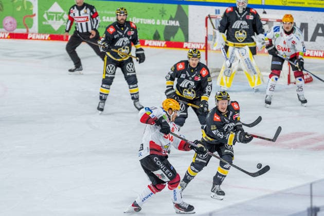 Ludwig Bystroem, Fischtown Pinguins Bremerhaven, No. 17, in a one-on-one battle with Max Newton, Krefeld Pinguine, No. 37; Krefeld Pinguine vs. Pinguins Bremerhaven, ice hockey, PENNY DEL, Matchday 1, 2026–2027 season, September 18, 2026 Krefeld Pinguine vs. Pinguins Bremerhaven, ice hockey, PENNY DEL, Matchday 1, 2026–2027 season, September 18, 2026, Krefeld Copyright: xEibner-Pressefoto LukasxBaldygax EP_LBA