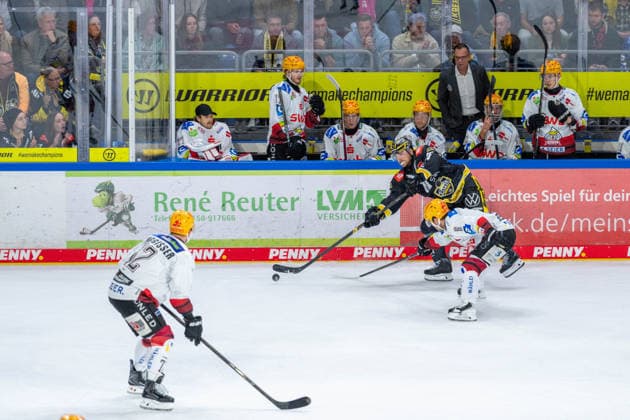 Zack Dybowski, Krefeld Pinguine, 44, with one assist; Parker Tuomie, Fischtown Pinguins Bremerhaven, 06, scores against Krefeld Pinguine vs. Pinguins Bremerhaven, ice hockey, PENNY DEL, Matchday 1, 2026–2027 season, September 18, 2026 Krefeld Pinguine vs. Pinguins Bremerhaven, Ice Hockey, PENNY DEL, Matchday 1, 2026–2027 season, September 18, 2026, Krefeld Copyright: xEibner-Pressefoto LukasxBaldygax EP_LBA