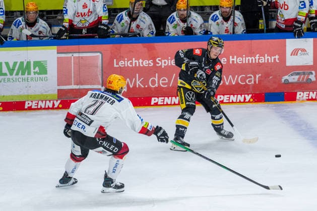 Nico Kraemmer of the Fischtown Pinguins Bremerhaven (No. 21) battles Roope Makitalo of the Krefeld Pinguine (No. 91) in a match between the Krefeld Pinguine and the Pinguins Bremerhaven, ice hockey, PENNY DEL, Matchday 1, 2026–2027 Season, September 18, 2026 Krefeld Pinguine vs. Pinguins Bremerhaven, Ice Hockey, PENNY DEL, Matchday 1, 2026–2027 Season, September 18, 2026, Krefeld Copyright: xEibner-Pressefoto LukasxBaldygax EP_LBA