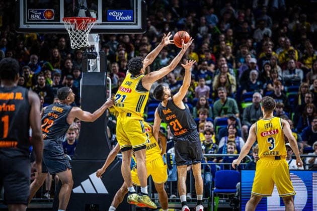 Basketball Berlin September 18, 2026 2026–2027 Season EasyCredit BBL 1st Division Men s League, Alba Berlin vs. NINERS Chemnitz Brandon Angel (Alba Berlin), No. 21 Mateo Seric, Chemnitz; No. 21 Nighael Ceaser, Chemnitz; No. 22