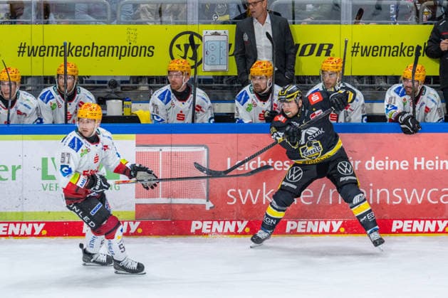 Maxim Rausch, Fischtown Pinguins Bremerhaven, 53; Zack Dybowski, Krefeld Pinguine, 44, battling for the puck: Krefeld Pinguine vs. Pinguins Bremerhaven, ice hockey, PENNY DEL, Matchday 1, 2026–2027 season, September 18, 2026: Krefeld Pinguine vs. Pinguins Bremerhaven, Ice Hockey, PENNY DEL, Matchday 1, 2026–2027 season, September 18, 2026 Krefeld Copyright: xEibner-Pressefoto LukasxBaldygax EP_LBA
