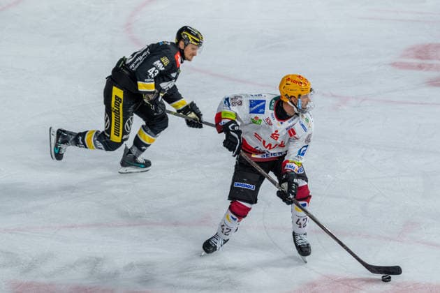 Alexander Weiss of the Krefeld Pinguine, 43, chases Matthew Abt of the Fischtown Pinguins Bremerhaven, 42, with the puck. Krefeld Pinguine vs. Pinguins Bremerhaven, ice hockey, PENNY DEL, Matchday 1, 2026–2027 season, September 18, 2026 Krefeld Pinguine vs. Pinguins Bremerhaven, ice hockey, PENNY DEL, Matchday 1, 2026–2027 season, September 18, 2026 Krefeld Copyright: xEibner-Pressefoto LukasxBaldygax EP_LBA
