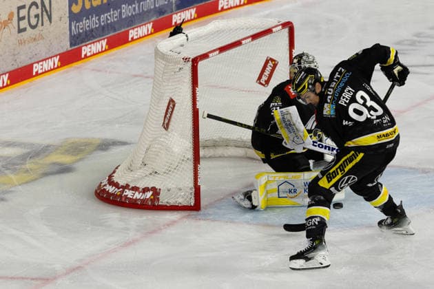 Krefeld, Germany, September 18, 2026 PENNY DEL 2026–2027 Game 1: Krefeld Pinguine vs. Fischtown Pinguins Bremerhaven Pictured from left: Goaltender Felix Bick (Krefeld) and Stuart Percy (Krefeld) at YAYLA ARENA in North Rhine-Westphalia Copyright: xFotostandx xGoertzx
