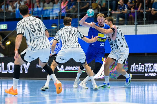 Dominik Solak (ThSV Eisenach, 30) has to battle his way past Julian Koester (THW Kiel, 07) and Harald Reinkind (THW Kiel, 06) Veron Nacinovic (THW Kiel, 93 GER), ThSV Eisenach vs. THW Kiel, 1st Opel Handball Bundesliga, Handball, Matchday 5, 2026–2027 season, 8:00 p.m., September 18, 2026, GER, ThSV Eisenach vs. THW Kiel, 1st Opel Handball Bundesliga, Handball, Matchday 5, 2026–2027 season, 8:00 p.m., September 18, 2026, Eisenach Copyright: xMartinxHerbstx