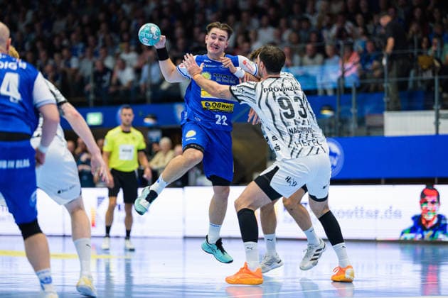 Felix Aellen (ThSV Eisenach), 22, faces off against Veron Nacinovic (THW Kiel), 93 GER, ThSV Eisenach vs. THW Kiel, 1st Opel Handball Bundesliga, Handball, Matchday 5, 2026–2027 Season, 8:00 p.m., September 18, 2026 GER, ThSV Eisenach vs. THW Kiel, 1st Opel Handball Bundesliga, Handball, Matchday 5, 2026–2027 season, 8:00 PM, September 18, 2026, Eisenach Copyright: xMartinxHerbstx