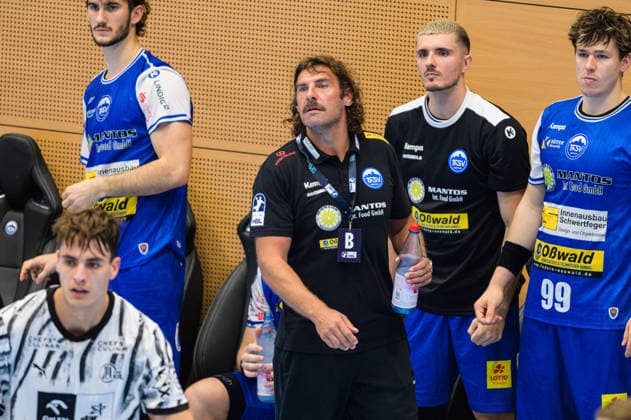 Sebastian Hinze (ThSV Eisenach), head coach, tries to keep track of Kiel’s offense; Julian Koester (THW Kiel), 07; Stephan Seitz (ThSV Eisenach), 44; Tillman Leu (ThSV Eisenach), 99 GER, ThSV Eisenach vs. THW Kiel, 1st Opel Handball Bundesliga, Handball, Matchday 5, 2026–2027 season, 8:00 p.m., September 18, 2026 (GER), ThSV Eisenach vs. THW Kiel, 1st Opel Handball Bundesliga, Handball, Matchday 5, 2026–2027 season, 8:00 p.m., September 18, 2026, Eisenach Copyright: xMartinxHerbstx