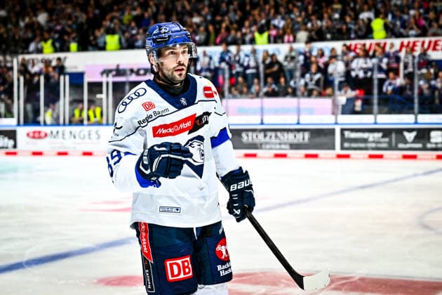 Goal celebration, cheers, joy from goal scorer Austen Keating, ERC Ingolstadt, 89, GER, Iserlohn Roosters vs. ERC Ingolstadt, ice hockey, Penny DEL, Matchday 1, 2026–2027 season, September 19, 2026, GER, Iserlohn Roosters vs. ERC Ingolstadt, Ice Hockey, Penny DEL, Matchday 1, 2026–2027 season, September 19, 2026, Iserlohn Copyright: xJonasxBrockmann Eibner-Pressefotx EP_JBN
