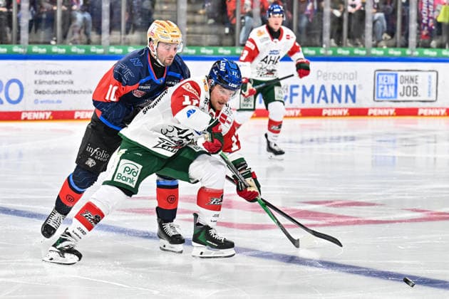 Penny DEL Nuremberg Ice Tigers vs. Augsburg Panthers, September 18, 2026, NUREMBERG, GERMANY, September 18: Evan BARRATT of the Nuremberg Ice Tigers (No. 10) and Sean MALONE of the Augsburg Panthers (No. 17) face off during the Penny DEL match between the Nuremberg Ice Tigers and the Augsburg Panthers on Matchday 1 at the PSD Bank Nuremberg Arena Copyright: xBEAUTIFULxSPORTS Goldbergx