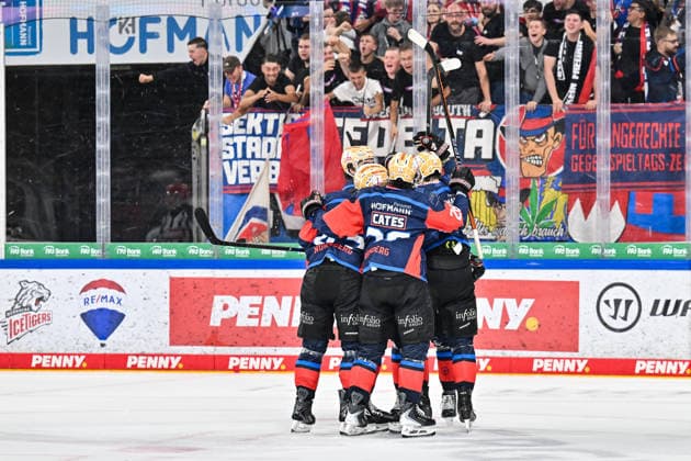 Penny DEL Nuremberg Ice Tigers vs. Augsburg Panthers, September 18, 2026 NUREMBERG, GERMANY September 18 Cheers from the home crowd after Noah SAMANSKI scores the 1–1 goal Nuremberg Ice Tigers 8 Goal Scorers Joy Happy during the Penny DEL match between the Nuremberg Ice Tigers and the Augsburg Panthers on Matchday 1 at the PSD Bank Nuremberg Arena Copyright: xBEAUTIFULxSPORTS Goldbergx