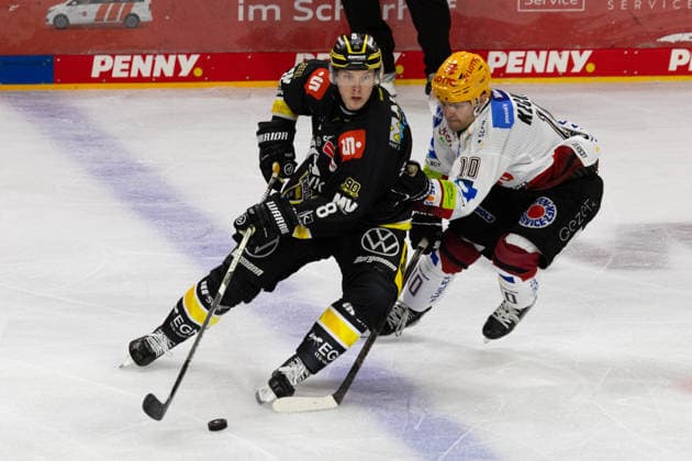 Krefeld, Germany, September 18, 2026 PENNY DEL 2026–2027, Game 1: Krefeld Penguins vs. Fischtown Pinguins Bremerhaven Pictured, from left, in a one-on-one battle: Maxwell Gildon of the Krefeld Penguins and Roman Kechter of the Pinguins at YAYLA ARENA in North Rhine-Westphalia Copyright: xFotostandx xGoertzx