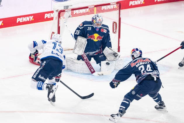 Brooks Macek, Adler Mannheim, 13, is stopped here by Mathias Niederberger, goaltender, EHC Red Bull Munich, 35 GER, EHC Red Bull Munich vs. Adler Mannheim, ice hockey, DEL, 2026–2027 season, Matchday 1, September 18, 2026 Photo: HMB Media, Franz Feiner Copyright: HMBxMedia FranzxFeiner