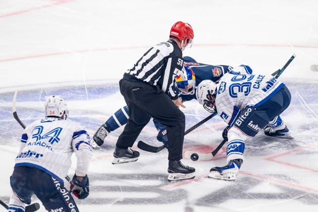 Linesman Jonas Reinold officiates a faceoff between Lucas Thaler of EHC Red Bull Munich, 48, and Max Calce of Adler Mannheim, 39 (GER), EHC Red Bull Munich vs. Adler Mannheim, ice hockey, DEL, 2026–2027 season, Matchday 1, September 18, 2026 Photo: HMB Media, Franz Feiner Copyright: HMBxMedia FranzxFeiner