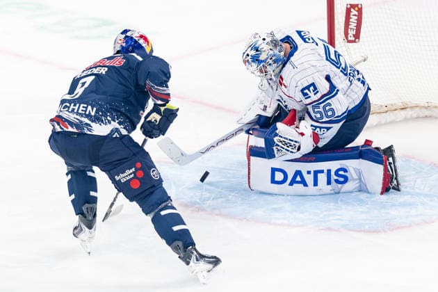 Tobias Rieder, EHC Red Bull Munich, No. 08, is stopped here by goaltender Maximilian Franzreb, Adler Mannheim, No. 56 (GER), EHC Red Bull Munich vs. Adler Mannheim, ice hockey, DEL, 2026–2027 season, Matchday 1, September 18, 2026 Photo: HMB Media, Franz Feiner Copyright: HMBxMedia FranzxFeiner