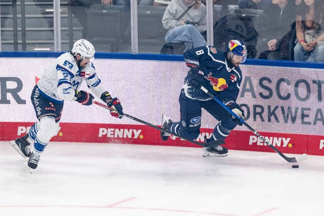 Battle for the Puck: Face-off between Kris Bennett of Adler Mannheim, 21, and Tobias Rieder of EHC Red Bull Munich, 08 (GER), EHC Red Bull Munich vs. Adler Mannheim, Ice Hockey, DEL, 2026–2027 Season, Matchday 1, September 18, 2026 Photo: HMB Media, Franz Feiner Copyright: HMBxMedia FranzxFeiner