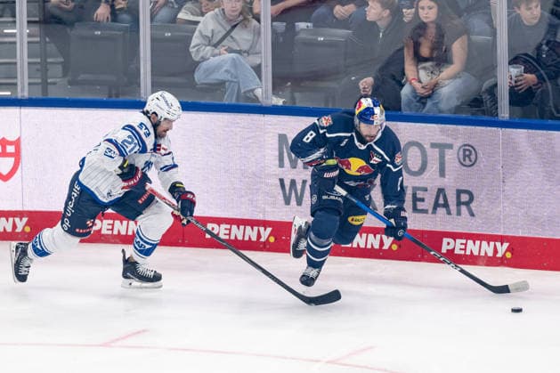 Battle for the Puck: Face-off between Kris Bennett of Adler Mannheim, 21, and Tobias Rieder of EHC Red Bull Munich, 08 (GER), EHC Red Bull Munich vs. Adler Mannheim, Ice Hockey, DEL, 2026–2027 Season, Matchday 1, September 18, 2026 Photo: HMB Media, Franz Feiner Copyright: HMBxMedia FranzxFeiner