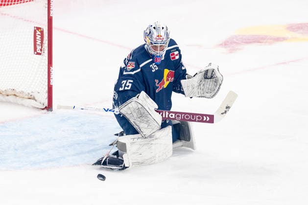 Mathias Niederberger, goaltender, EHC Red Bull Munich, 35, blocking a puck (GER), EHC Red Bull Munich vs. Adler Mannheim, ice hockey, DEL, 2026–2027 season, Matchday 1, September 18, 2026 Photo: HMB Media, Franz Feiner Copyright: HMBxMedia FranzxFeiner