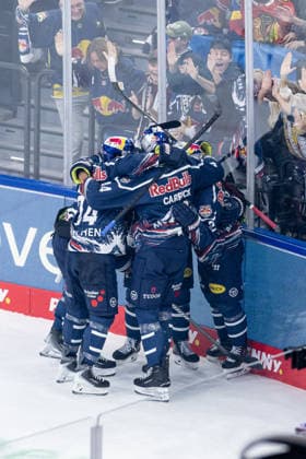 Munich fans cheer with Dominik Kahun of EHC Red Bull Munich, 21, after his goal to make it 1–0 GER, EHC Red Bull Munich vs. Adler Mannheim, ice hockey, DEL, 2026–2027 season, Matchday 1, September 18, 2026. Photo: HMB Media, Franz Feiner Copyright: HMBxMedia FranzxFeiner