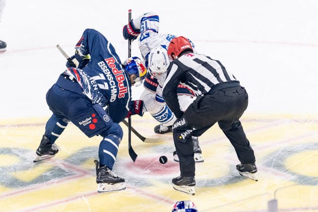 Linesman Joshua Roemer officiates a faceoff between Markus Eisenschmid of EHC Red Bull Munich, 11, and Luke Esposito of Adler Mannheim, 19 (GER), EHC Red Bull Munich vs. Adler Mannheim, ice hockey, DEL, 2026–2027 season, Matchday 1, September 18, 2026 Photo: HMB Media, Franz Feiner Copyright: HMBxMedia FranzxFeiner
