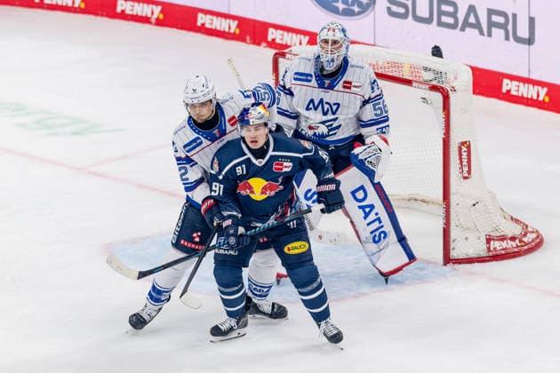 Nicolas Mattinen (Adler Mannheim, 52) defends against Jeremy McKenna (EHC Red Bull Munich, 91) in front of the net of goaltender Maximilian Franzreb (Adler Mannheim, 56), GER, EHC Red Bull Munich vs. Adler Mannheim, Ice Hockey, DEL, 2026–2027 Season, Matchday 1, September 18, 2026. Photo: HMB Media, Franz Feiner Copyright: HMBxMedia FranzxFeiner