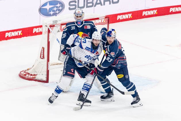 Maximilian Kastner, EHC Red Bull Munich, No. 93, defends against Tom Kuehnhackl, Adler Mannheim, No. 34, in front of the net of Mathias Niederberger, goalie, EHC Red Bull Munich, No. 35, GER, EHC Red Bull Munich vs. Adler Mannheim, ice hockey, DEL, 2026–2027 season, Matchday 1, September 18, 2026. Photo by HMB Media, Franz Feiner Copyright: HMBxMedia FranzxFeiner