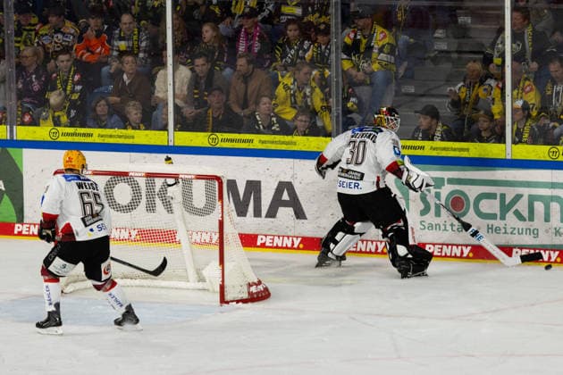 Krefeld, Germany September 18, 2026 PENNY DEL 2026–2027 Game 1: Krefeld Pinguine vs. Fischtown Pinguins Bremerhaven Pictured from left: Christian Wejse (Pinguins) and goaltender Kristers Gudlevskis (Pinguins) at YAYLA ARENA, North Rhine-Westphalia Westphalia Copyright: xFotostandx xGoertzx