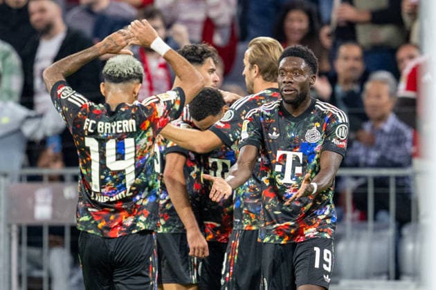 Goal celebration after the 1-0, Alphonso Davies (19, FC Bayern Munich) high-fives Luis Diaz (14, FC Bayern Munich), FC Bayern Munich 1, FC Union Berlin, Bundesliga, Matchday 4, September 18, 2026. DFB regulations prohibit any use of photographs as image sequences and or quasi-video. Munich, Bayern, Germany Copyright: xkolbert-press UlrichxGamelx