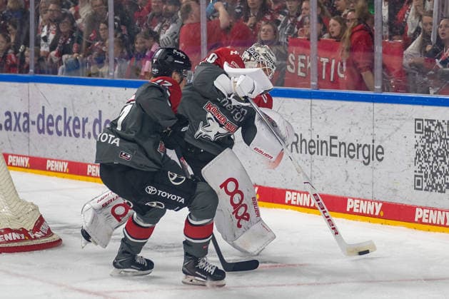 Janne Juvonen (Cologne Sharks), 30, clears the puck in front of his teammate Jan Luca Sennhenn (Cologne Sharks), 17. Cologne Sharks vs. Grizzlys Wolfsburg, ice hockey, Penny DEL, Matchday 1, 2026–2027 season, September 18, 2026, Cologne Sharks vs. Grizzlys Wolfsburg, ice hockey, Penny DEL, Matchday 1, 2026–2027 season, September 18, 2026, Cologne Copyright: xEibner-Pressefoto ThomasxHaeslerx EP_THR