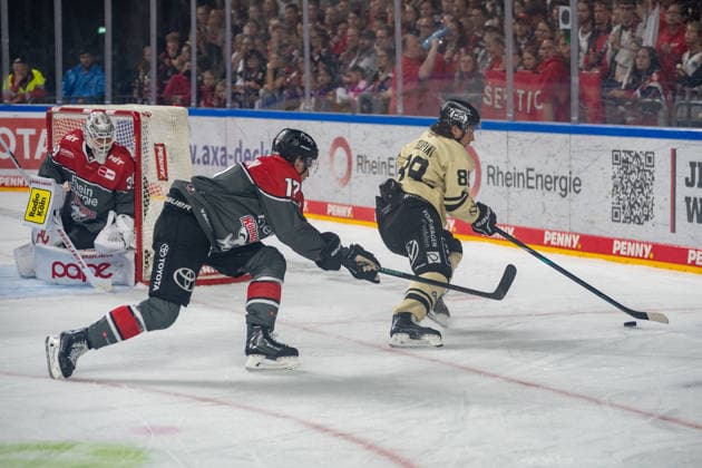 Face-off between Jan Luca Sennhenn of the Koelner Haie, 17, and Matt Choupani of the Grizzlys Wolfsburg, 89; Koelner Haie vs. Grizzlys Wolfsburg, ice hockey, Penny DEL, Matchday 1, 2026–2027 season, September 18, 2026, Cologne Sharks vs. Grizzlys Wolfsburg, Ice Hockey, Penny DEL, Matchday 1, 2026–2027 Season, September 18, 2026, Cologne Copyright: xEibner-Pressefoto ThomasxHaeslerx EP_THR