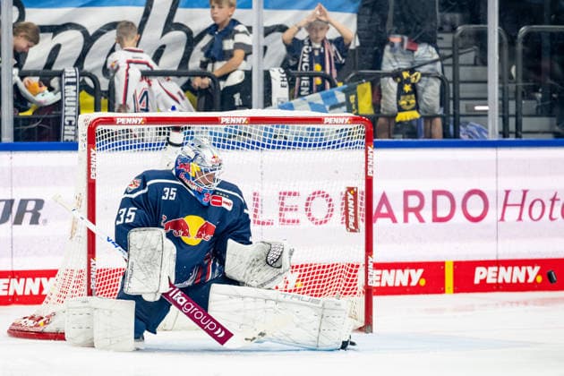 Mathias Niederberger, goaltender, EHC Red Bull Munich, age 35, blocking a puck (GER), EHC Red Bull Munich vs. Adler Mannheim, ice hockey, DEL, 2026–2027 season, Matchday 1, September 18, 2026 Photo: HMB Media, Heike Feiner Copyright: HMBxMedia HeikexFeiner