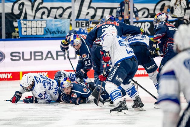 Battle for the puck, right in the middle of the ice: Max Calce (Adler Mannheim, 39) and Chris DeSousa (EHC Red Bull Munich, 82 GER), EHC Red Bull Munich vs. Adler Mannheim, Ice Hockey, DEL, 2026–2027 Season, Matchday 1, September 18, 2026 Photo: HMB Media, Heike Feiner Copyright: HMBxMedia HeikexFeiner