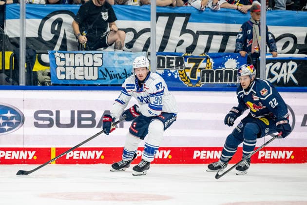 Patrick Brown, Adler Mannheim, 38, in front of Ville Pokka, EHC Red Bull Munich, 22, GER; EHC Red Bull Munich vs. Adler Mannheim, Ice Hockey, DEL, 2026–2027 Season, Matchday 1, September 18, 2026 Photo: HMB Media, Heike Feiner Copyright: HMBxMedia HeikexFeiner