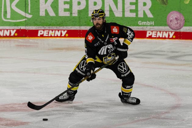 Krefeld, Germany, September 18, 2026 PENNY DEL 2026–2027 Game 1: Krefeld Pinguine vs. Fischtown Pinguins Bremerhaven Pictured: Davis Vandane of Krefeld with the puck at YAYLA ARENA, North Rhine-Westphalia Copyright: xFotostandx xGoertzx