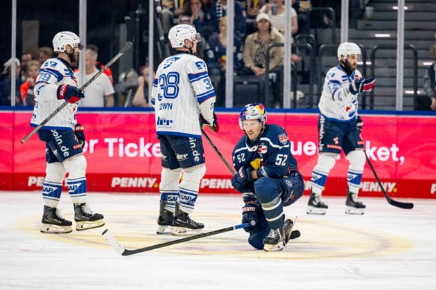 Patrick Hager of EHC Red Bull Munich, 52, is fed up; the Mannheim fans cheer the goal that ties the game at 1–1. GER, EHC Red Bull Munich vs. Adler Mannheim, ice hockey, DEL, 2026–2027 season, Matchday 1, September 18, 2026. Photo: HMB Media, Heike Feiner Copyright: HMBxMedia HeikexFeiner
