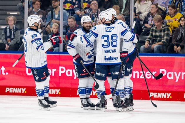 The Mannheim fans cheer for Nicolas Mattinen (Adler Mannheim, 52) after his goal tied the game at 1–1 (GER), EHC Red Bull Munich vs. Adler Mannheim, ice hockey, DEL, 2026–2027 season, Matchday 1, September 18, 2026. Photo: HMB Media, Heike Feiner Copyright: HMBxMedia HeikexFeiner