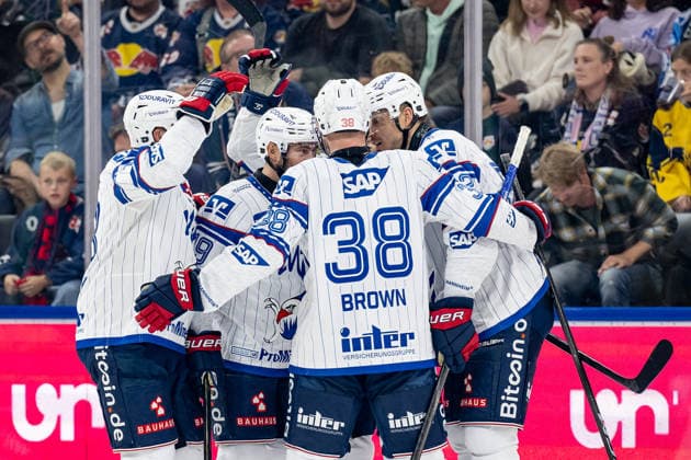 The Mannheim fans cheer for Nicolas Mattinen (Adler Mannheim, 52) after his goal tied the game at 1–1 (GER), EHC Red Bull Munich vs. Adler Mannheim, ice hockey, DEL, 2026–2027 season, Matchday 1, September 18, 2026. Photo: HMB Media, Heike Feiner Copyright: HMBxMedia HeikexFeiner