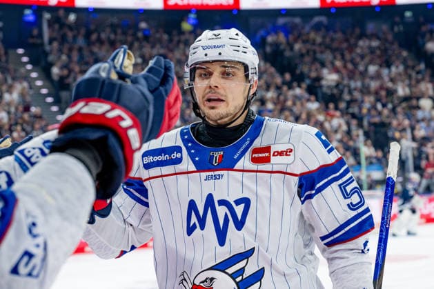 Nicolas Mattinen of Adler Mannheim, 52, high-fiving teammates on the bench after scoring the 1-1 tying goal (GER), EHC Red Bull Munich vs. Adler Mannheim, ice hockey, DEL, 2026–2027 season, Matchday 1, September 18, 2026. Photo by HMB Media, Heike Feiner Copyright: HMBxMedia HeikexFeiner