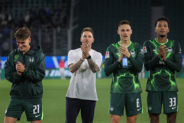 September 18, 2026, xgox, Soccer, 2. Bundesliga, VfL Wolfsburg vs. SV Darmstadt 98: Joakim Maehle (Wolfsburg), 21; Tobias Strobl (Wolfsburg), Coach; Bence Dardai (Wolfsburg), 8; Cleiton (Wolfsburg), 33; Celebrating the victory, Celebrations after the final whistle. DFL and DFB regulations prohibit any use of photographs as image sequences and or quasi-video. Wolfsburg