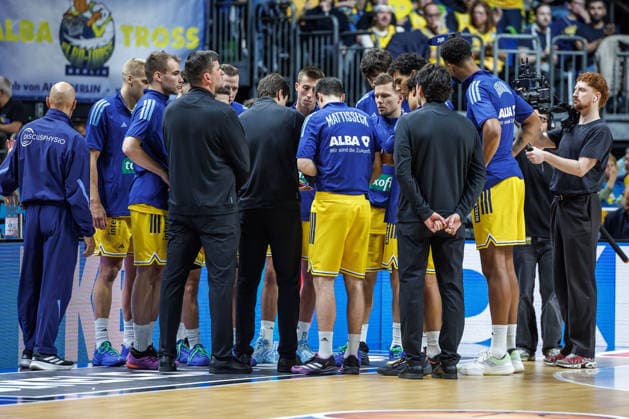 Basketball, Men s Bundesliga, Alba Berlin vs. Niners Chemnitz, Uber Arena on September 18, 2026, in Berlin. The Alba team gathers before the game begins: Alba Berlin vs. Niners Chemnitz