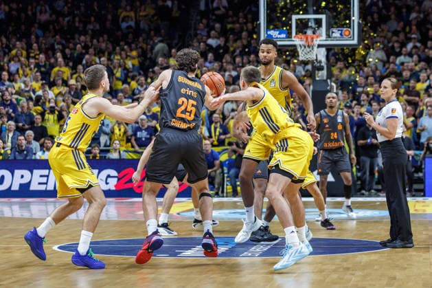Basketball, Men s Bundesliga, Alba Berlin vs. Niners Chemnitz, Uber Arena on September 18, 2026, in Berlin; Ben Burnham; Niners Chemnitz grabs the ball; Alba Berlin vs. Niners Chemnitz