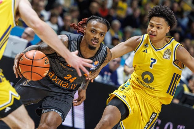 Basketball, Men s Bundesliga, Alba Berlin vs. Niners Chemnitz, Uber Arena on September 18, 2026, in Berlin. Cobe Williams of the Niners Chemnitz battles Jack Kayil of Alba Berlin for the ball. Alba Berlin vs. Niners Chemnitz