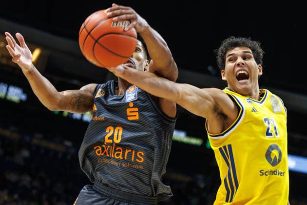 Basketball, Men s Bundesliga, Alba Berlin vs. Niners Chemnitz, Uber Arena on September 18, 2026, in Berlin: Urald King (Niners Chemnitz) battles Brandon Angel (ALBA Berlin) for the ball; Alba Berlin vs. Niners Chemnitz