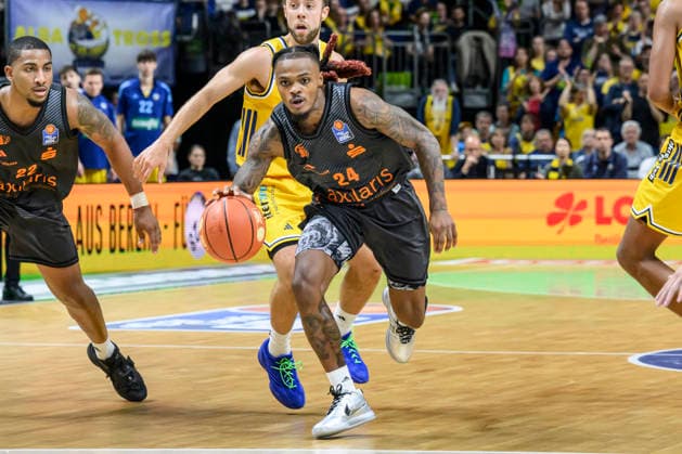 Pictured, from left: Cobe Williams, NINERS Chemnitz, 24, GER, Berlin, basketball, Alba Berlin and the Niners Chemnitz, BBL season opener, opening game, at the UBER Arena, September 18, 2026, Copyright: HMBxMedia UwexKoch