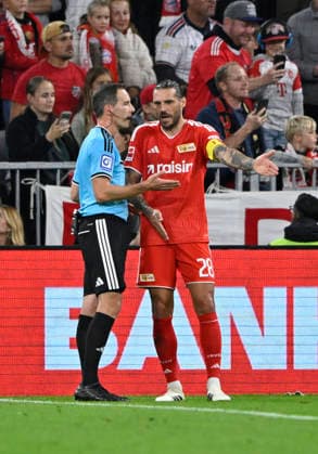 Referee Benjamin Brand in conversation with Christopher Trimmel: 1. FC Union Berlin (FCU) vs. FC Bayern Munich (FCB), September 18, 2026. DFL regulations prohibit any use of photographs as images SEQUENCES AND OR QUASI-VIDEO FC Bayern Munich FCB vs. 1 FC Union Berlin FCU