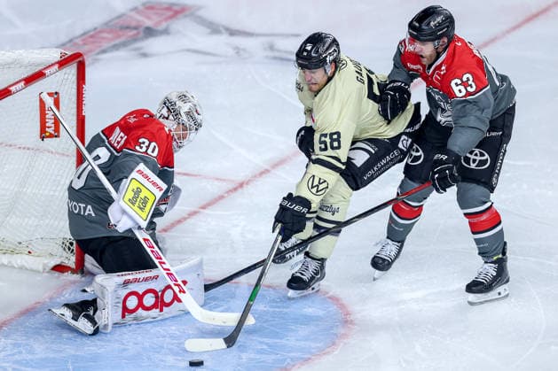 September 18, 2026, Ice Hockey, DEL, Kölner Haie vs. Grizzlys Wolfsburg, Matchday 1, 2026–27 Season, Lanxess Arena, Cologne: Goalie Janne Juvonen of the Kölner Haie makes a save against Tyler Gaudet of the Grizzlys Wolfsburg at 5:58 in a one-on-one situation against Patrick Russell of the Kölner Haie at 6:63 in North Rhine-Westphalia, Germany