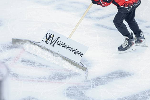 September 18, 2026, Ice Hockey, DEL, Kölner Haie vs. Grizzlys Wolfsburg, Matchday 1, 2026–27 Season, Lanxess Arena, Cologne; Snowplow on the ice during the intermission, North Rhine-Westphalia, Germany