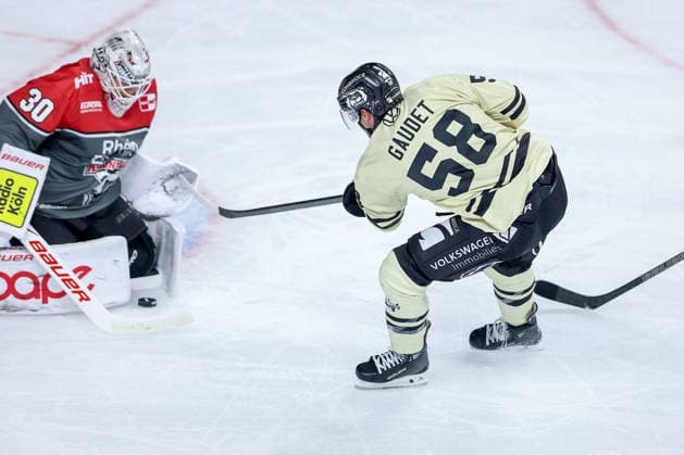 September 18, 2026, Ice Hockey, DEL, Kölner Haie vs. Grizzlys Wolfsburg, Matchday 1, 2026–27 Season, Lanxess Arena, Cologne: Shot on goal, goal to tie the game at 3–3 by Tyler Gaudet of the Grizzlys Wolfsburg (No. 58) against goalie Janne Juvonen of the Kölner Haie (No. 30), North Rhine-Westphalia, Germany